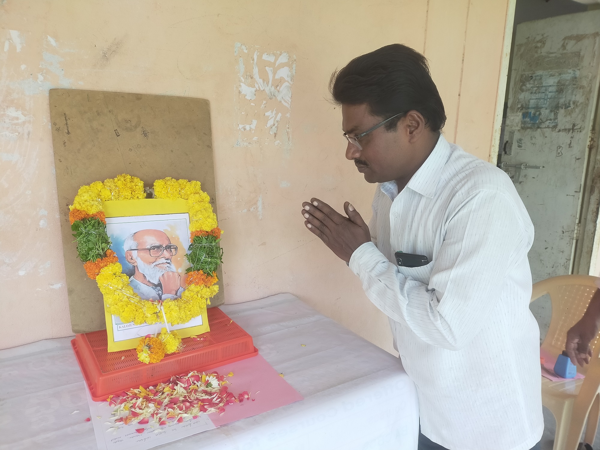 Principal Offering his Tributes to Kaloji Narayan Rao.